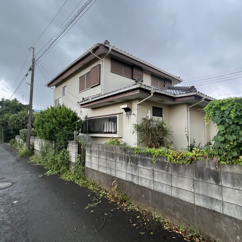伐採して見通しがよくなった塀まわり(伐採後)