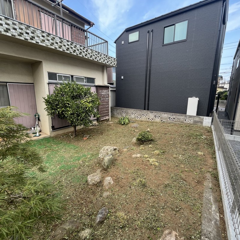 草刈りをして庭石が見えるようになったお庭(草刈り後)