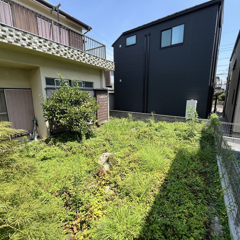 雑草が伸び放題になったお庭(草刈り前)